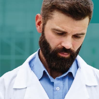 Biotecnologo della Qualità al lavoro con un tablet